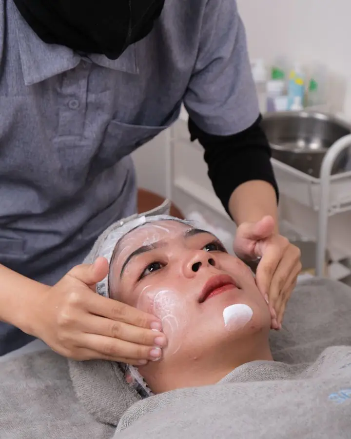 Facial massage during a clean-up