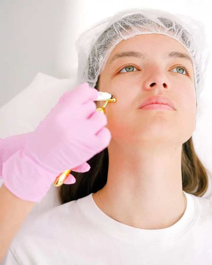 Skin treatment with a handheld beauty tool